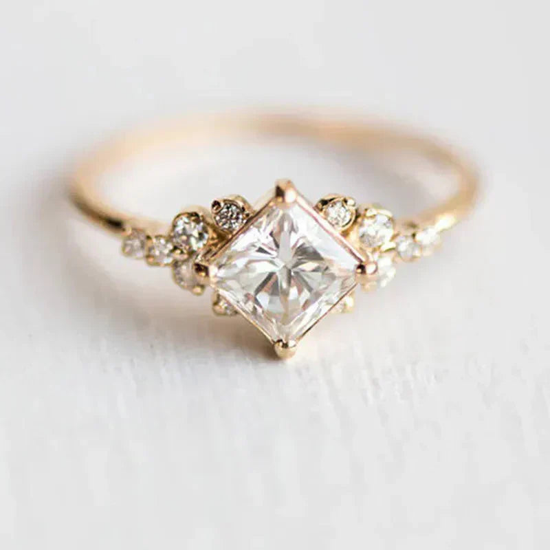 Karen - Elegant Queen Delysienne Ring