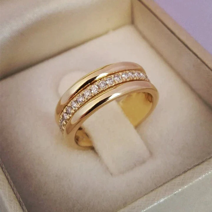 Sarah - Vintage Ring with Embedded Zirconium