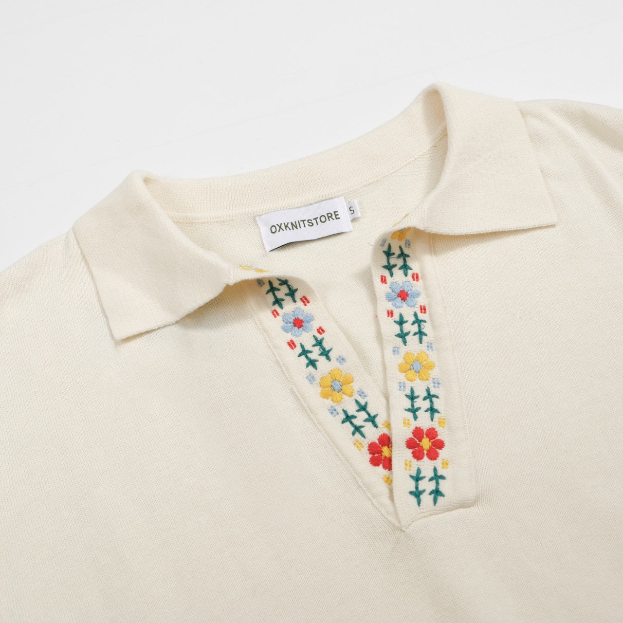 Embroidered Knit Jumper for Men from the 70s – Retro Cream Jumper with Floral Collar Detail