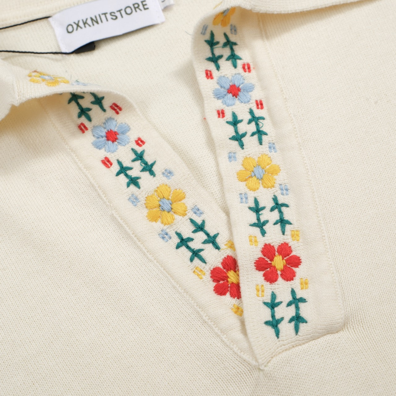 Embroidered Knit Jumper for Men from the 70s – Retro Cream Jumper with Floral Collar Detail