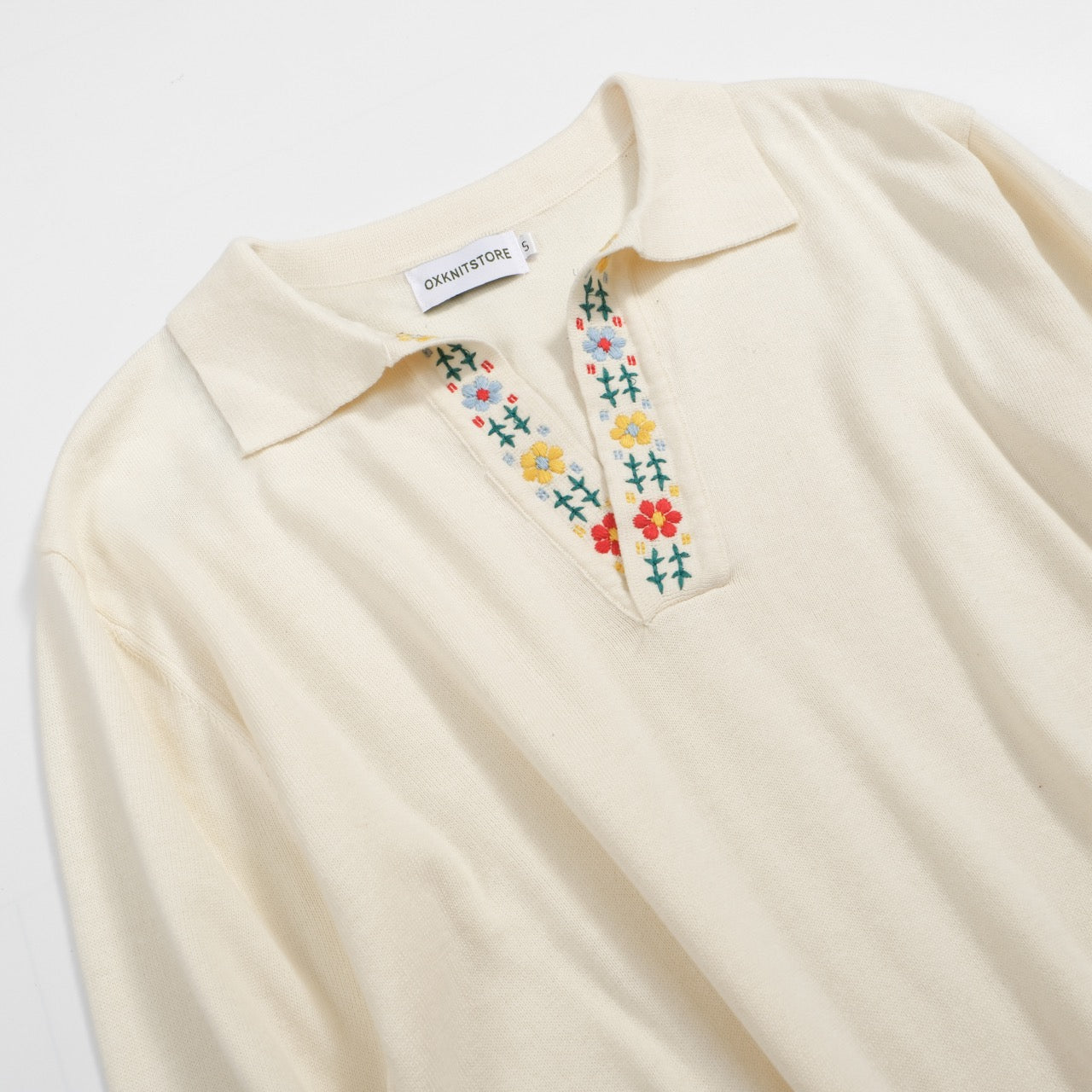 Embroidered Knit Jumper for Men from the 70s – Retro Cream Jumper with Floral Collar Detail