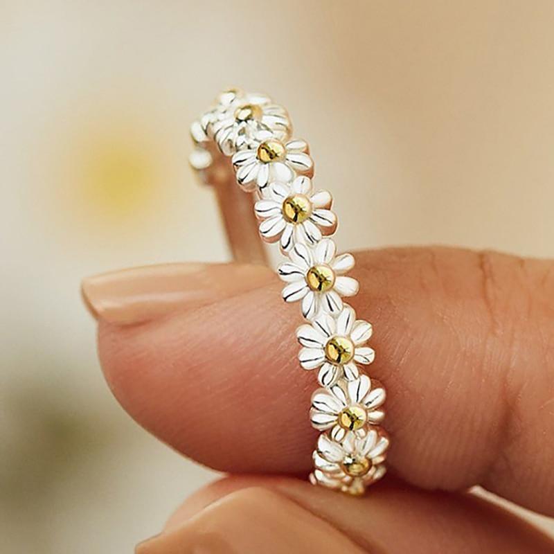 Adjustable daisy ring in silver and hand-painted enamel