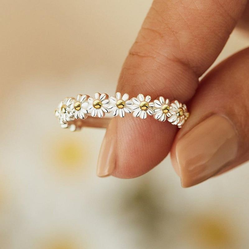 Adjustable daisy ring in silver and hand-painted enamel