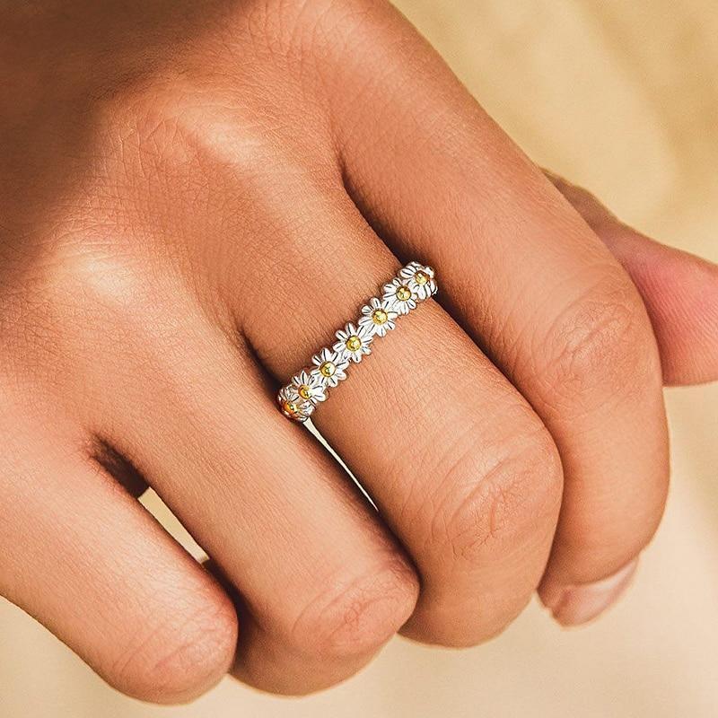 Adjustable daisy ring in silver and hand-painted enamel