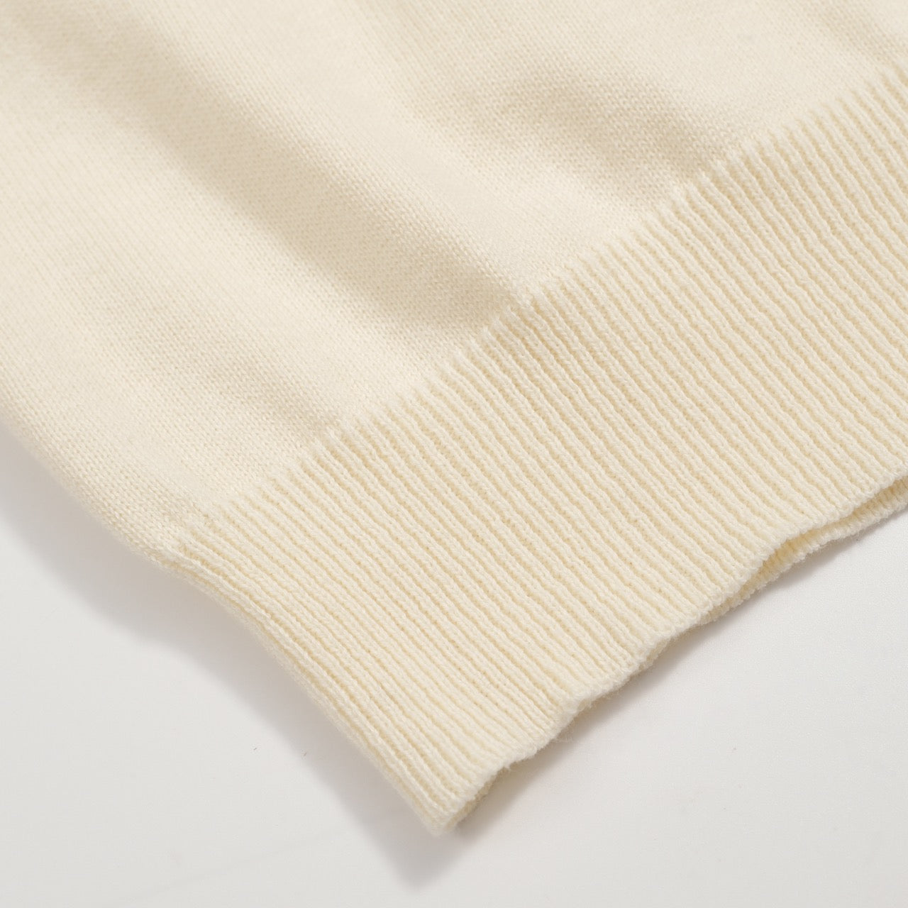 Vintage Knitted Polo for Men – Retro Cream Buttoning with Rose Embroidery