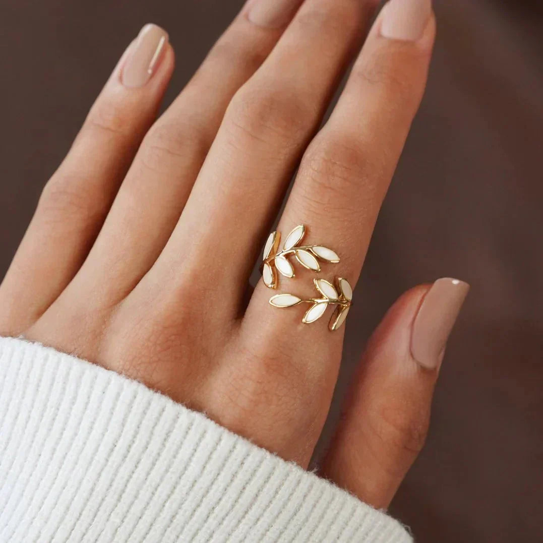 Pur - Adjustable Ring in White Opal Leaf