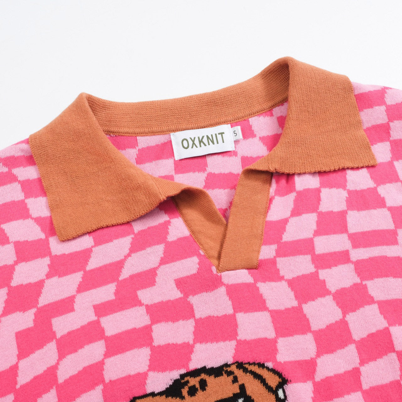 Retro Knitted Polo for Men – Vintage Pink Checks with Leopard Graphic