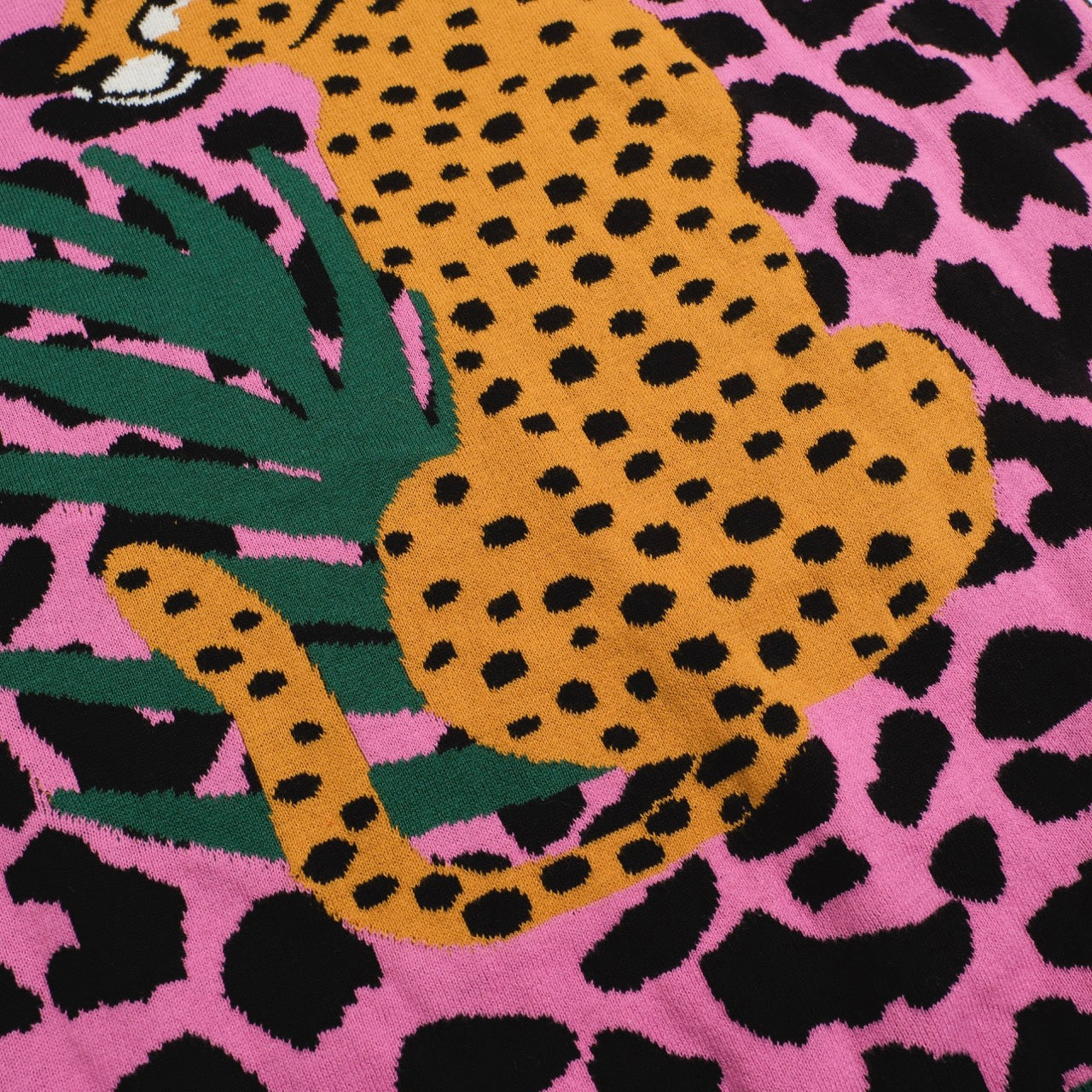 Retro Knitted Polo for Men – Vintage Pink Leopard Print with Cheetah Graphic