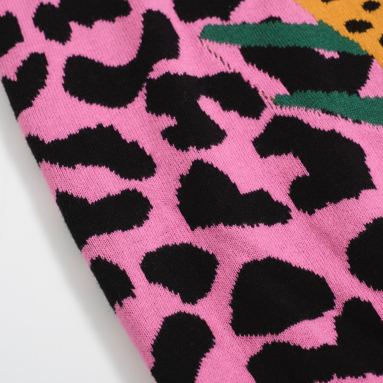 Retro Knitted Polo for Men – Vintage Pink Leopard Print with Cheetah Graphic