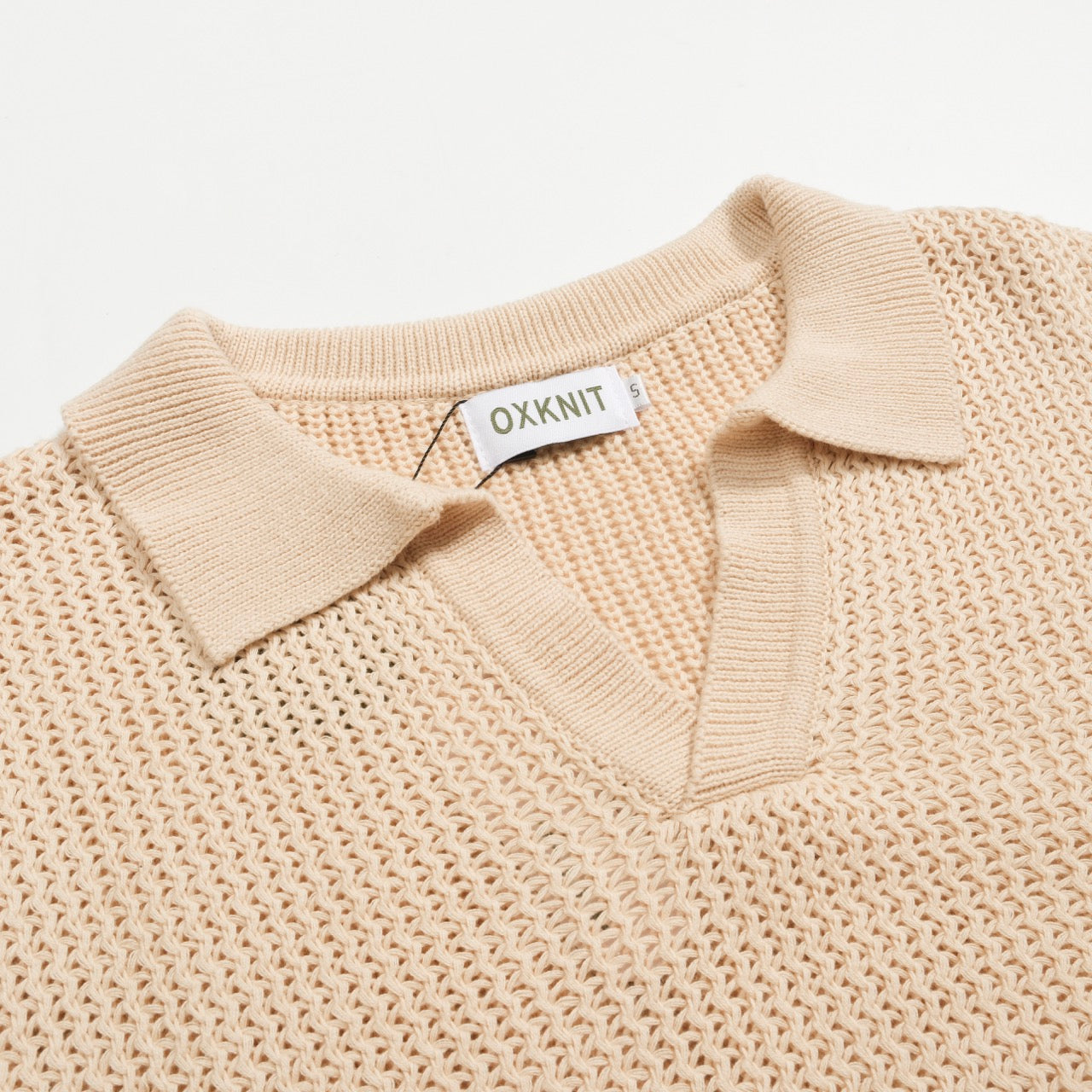 Casual knitted V-neck polo for men in apricot