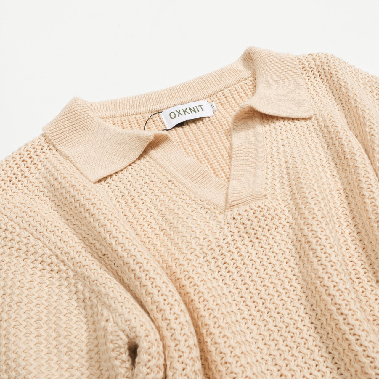 Casual knitted V-neck polo for men in apricot