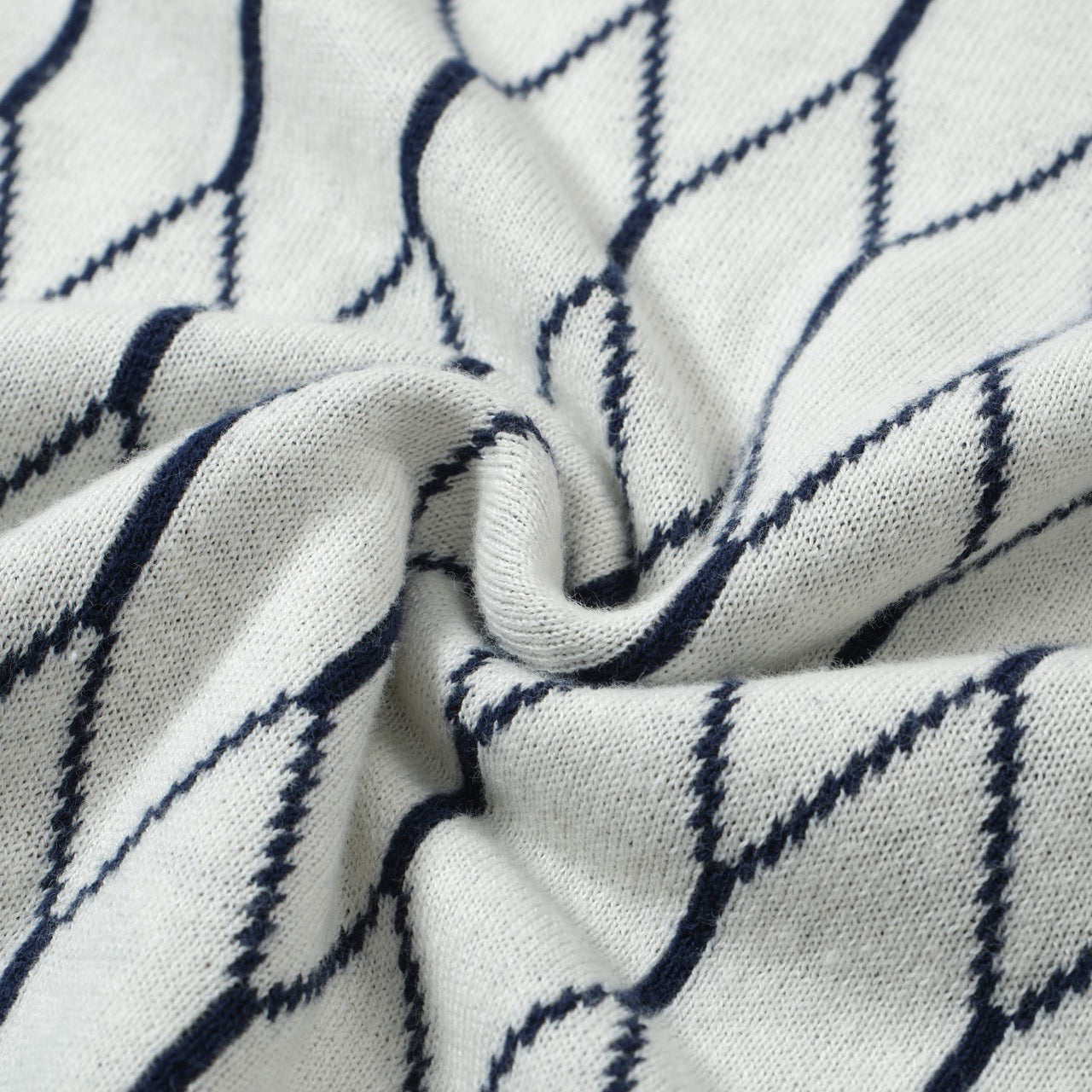 Geometric Knit Polo Mod from the 60s for Men – Retro Diamond Pattern with Navy Trim