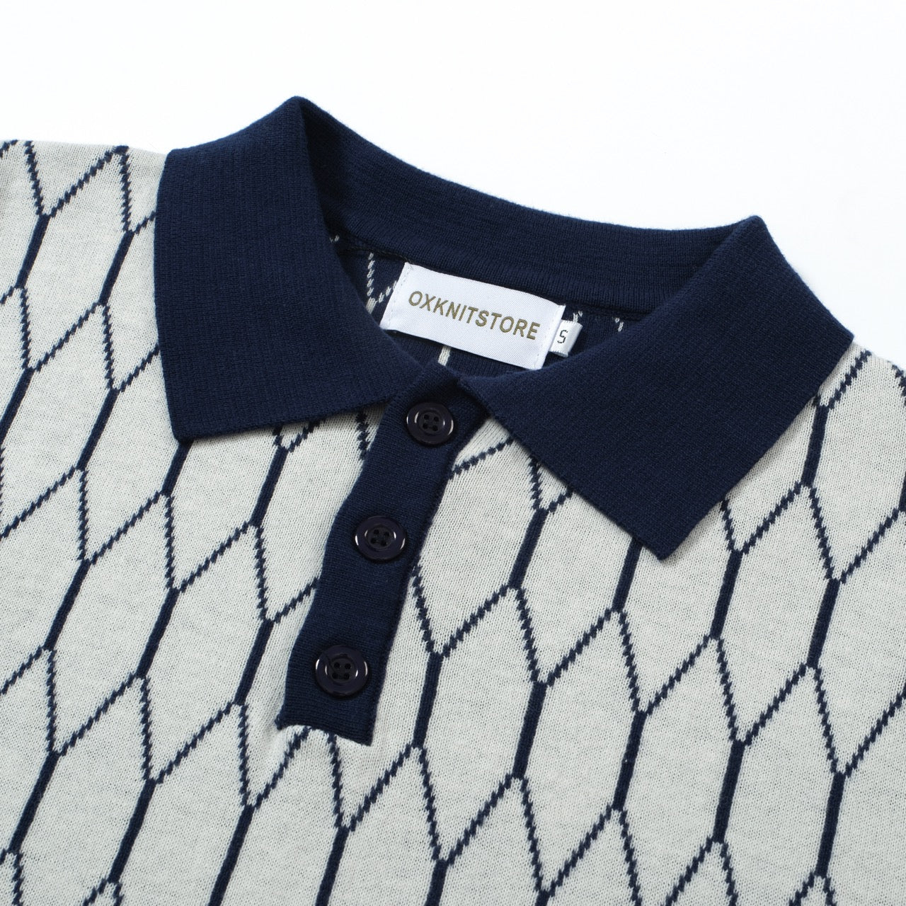 Geometric Knit Polo Mod from the 60s for Men – Retro Diamond Pattern with Navy Trim