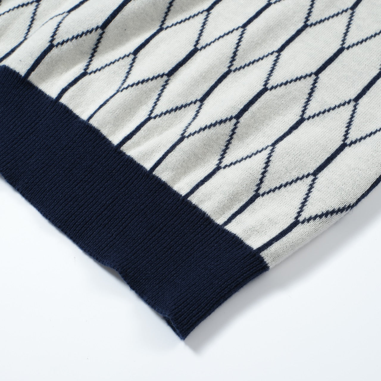 Geometric Knit Polo Mod from the 60s for Men – Retro Diamond Pattern with Navy Trim