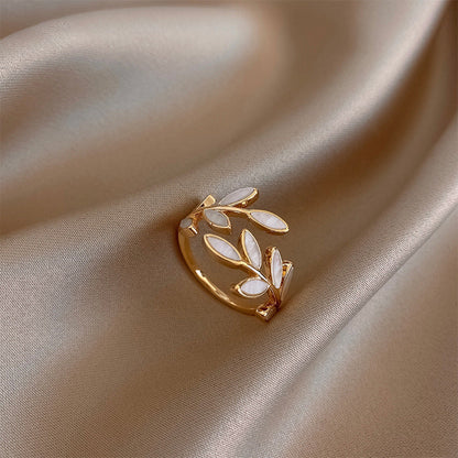Pur - Adjustable Ring in White Opal Leaf