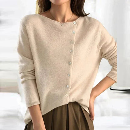 Iya | Chic Knit with Buttons