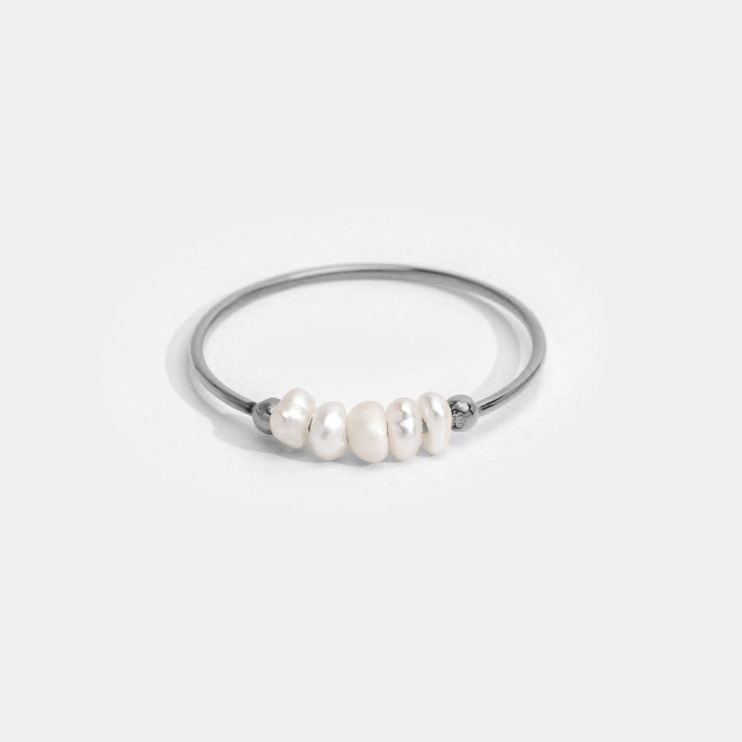 Silver ring with classic freshwater pearls