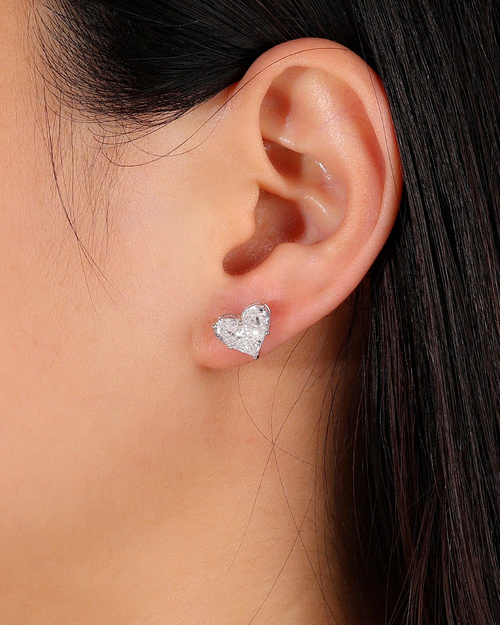 DAZZLING HEART EARRINGS.