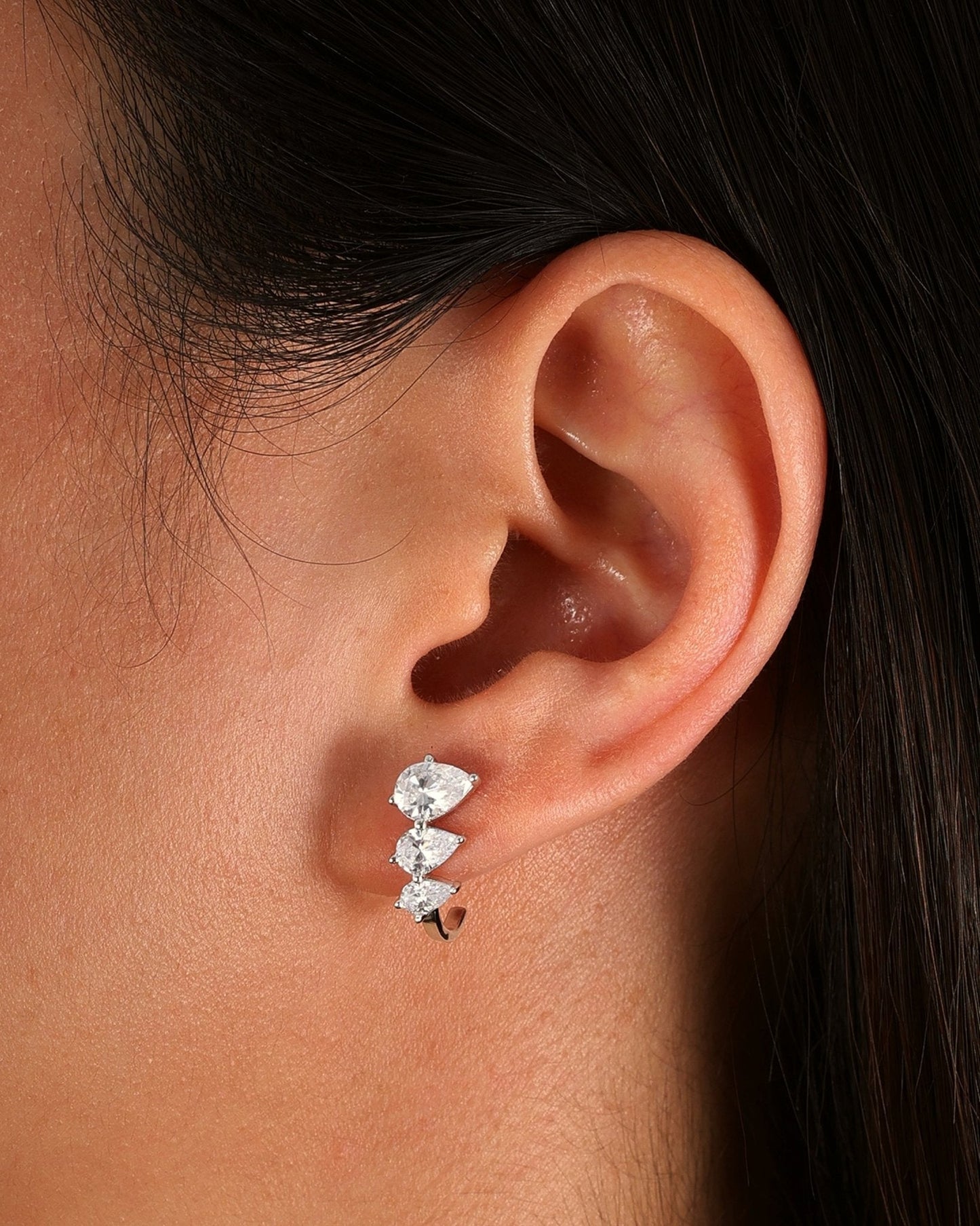 DROP HUGG EARINGS.