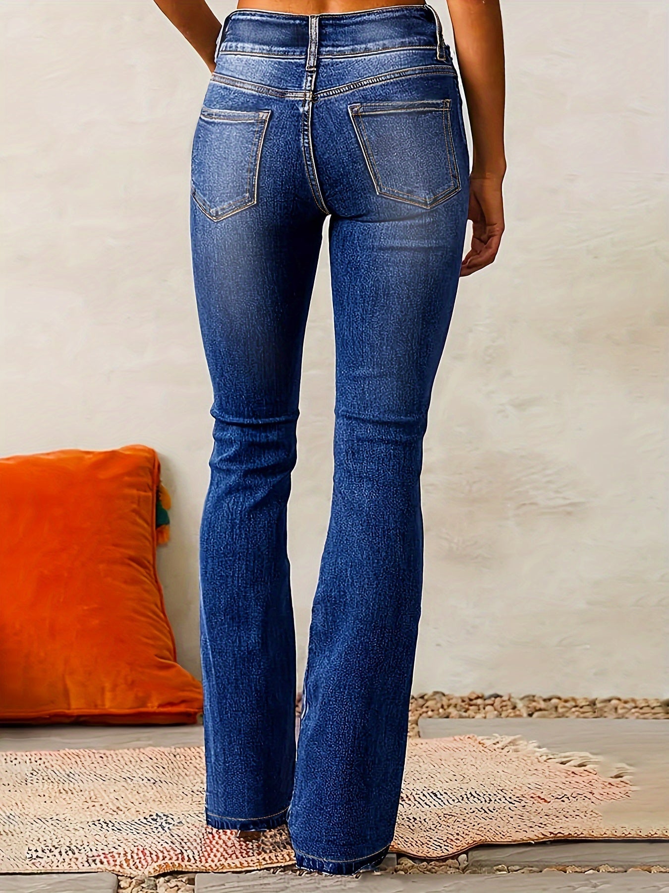Marylène – High-waisted flared jeans trend