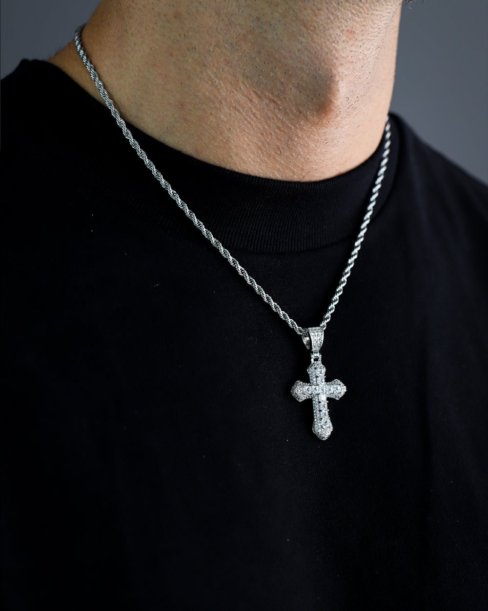 COLD CROSS PENDANT.