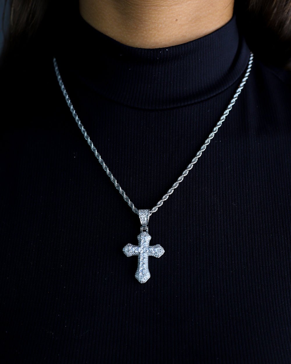 COLD CROSS PENDANT.