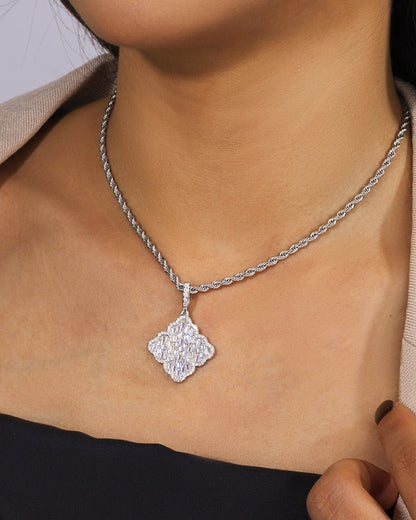 CLOVER GLACÉ PENDANT.