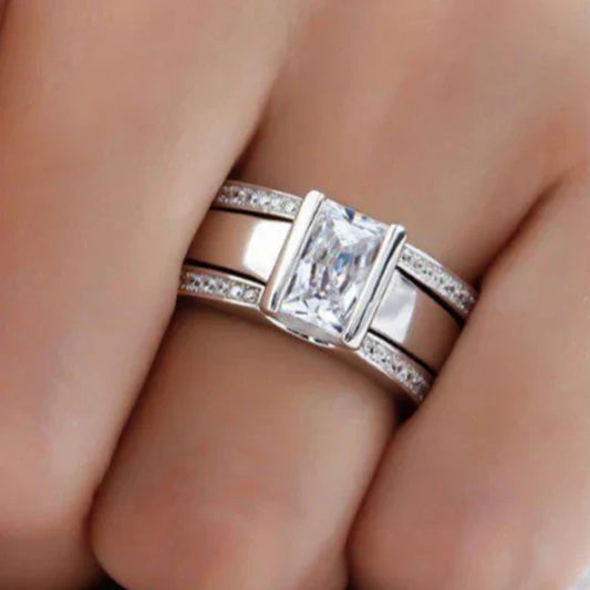 Shiny silver ring with vintage style