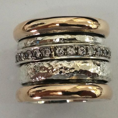 Thick, ribbed gold ring in vintage style