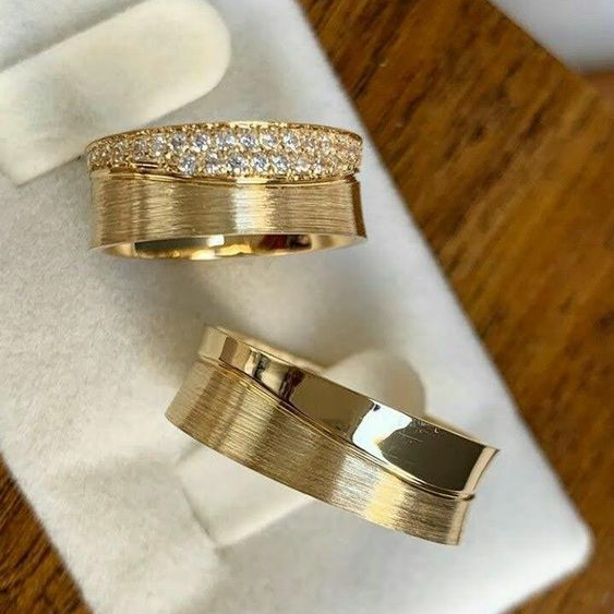Vintage gold rings with glitter