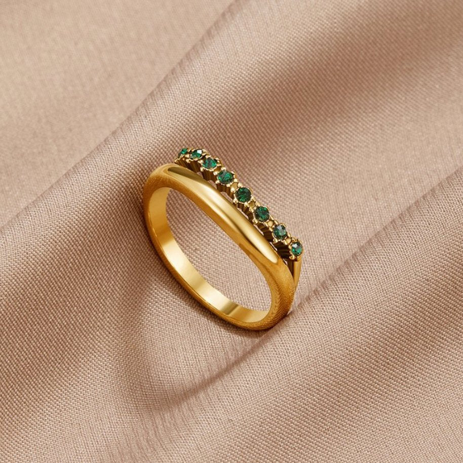 Mary - Stacking Ring in Emerald Green