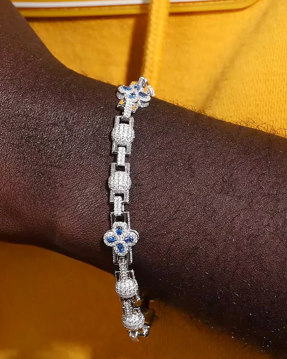 BLUE CLOVER LINK BRACELET IN MOISSANITE.
