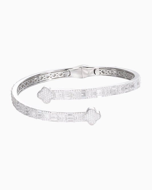 MOISSANITE CLOVER BRACELET.