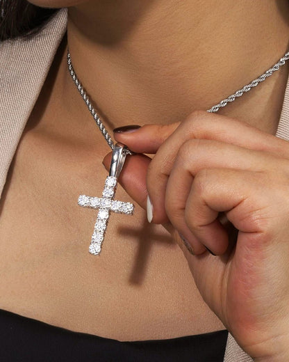 CROSS PENDANT IN MOISSANITE.