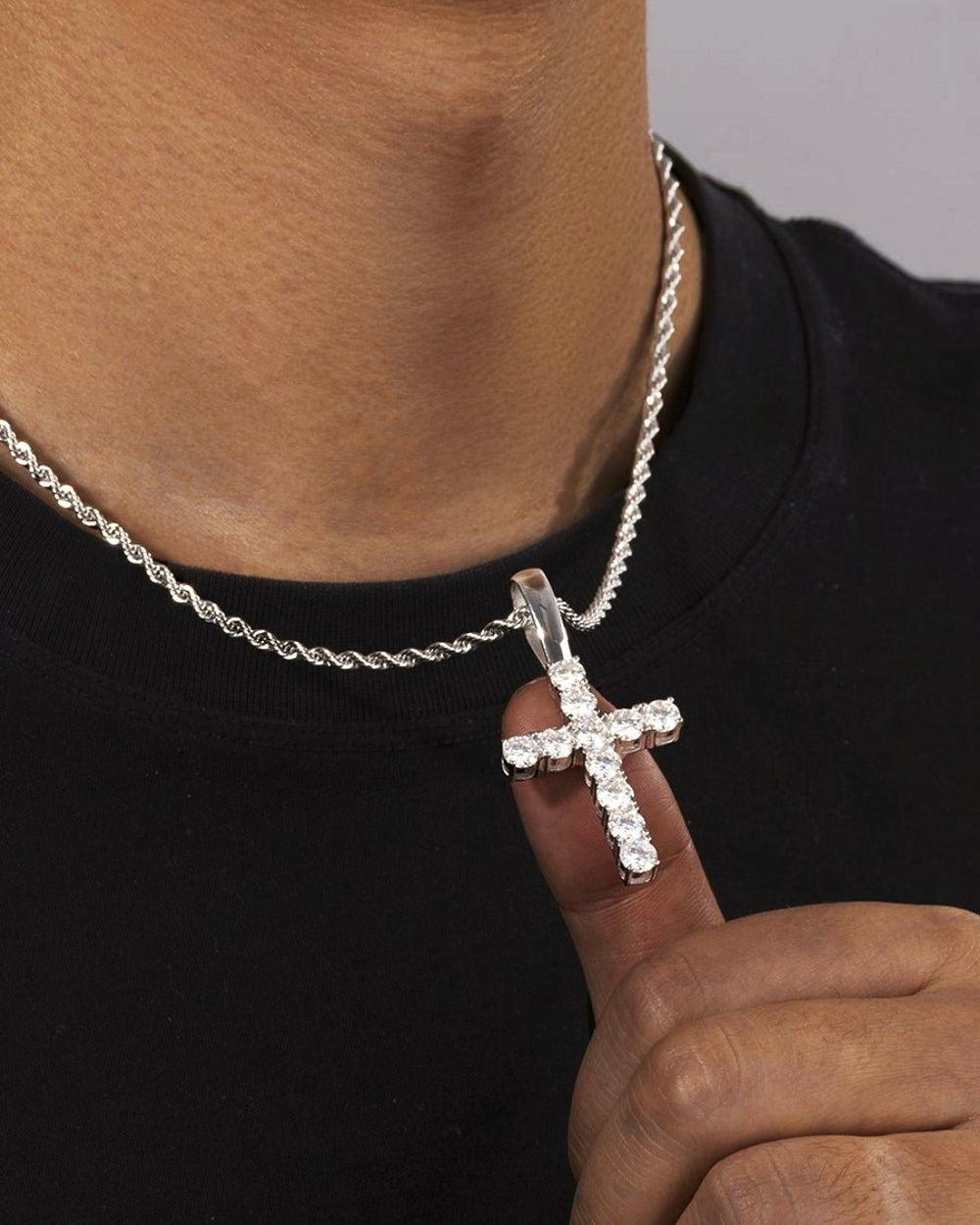 CROSS PENDANT IN MOISSANITE.