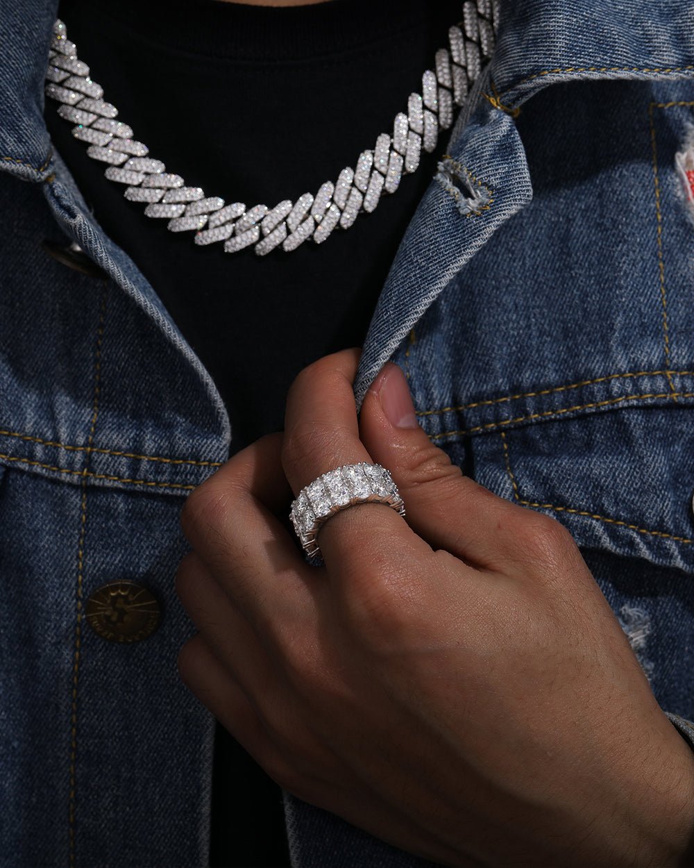 DOUBLE ETERNITY RING IN MOISSANITE.