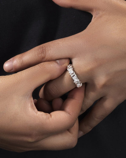 ETERNITY RING IN MOISSANITE X.