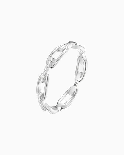 GLACÉE MOISSANITE CHAIN RING.