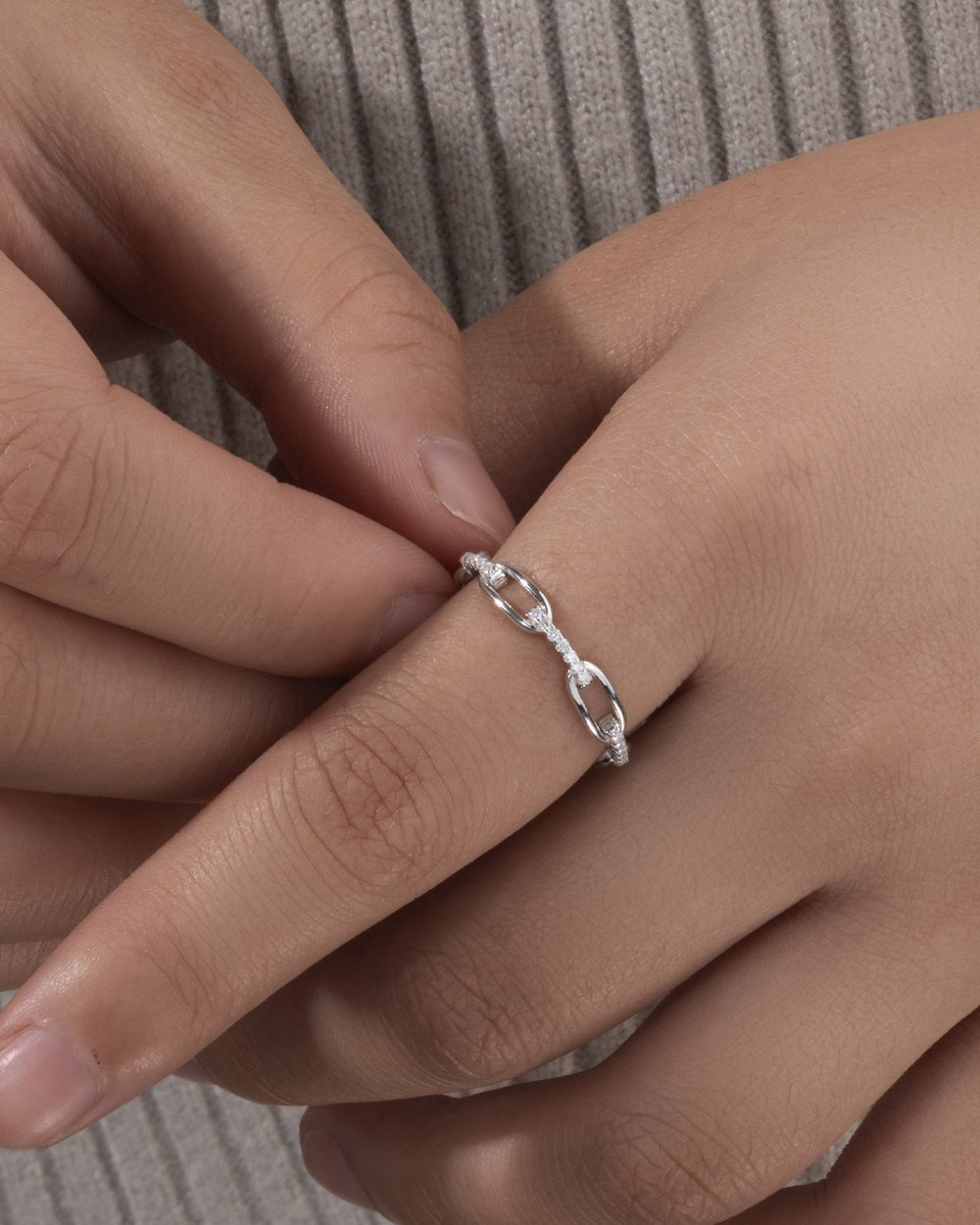 GLACÉE MOISSANITE CHAIN RING.