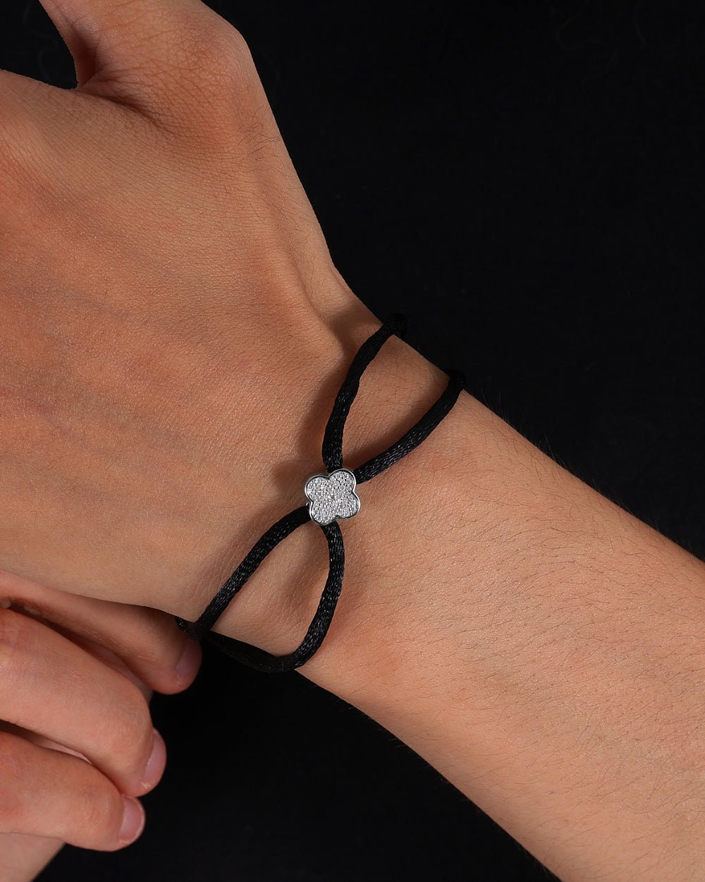 ICE CLOVER CORD BRACELET IN MOISSANITE.