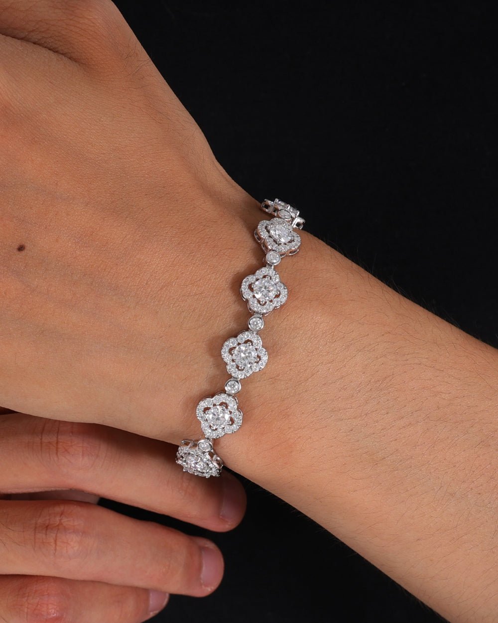 MOISSANITE GLACÉ CLOVER BRACELET.