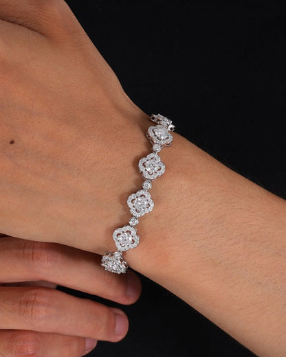 MOISSANITE GLACÉ CLOVER BRACELET.