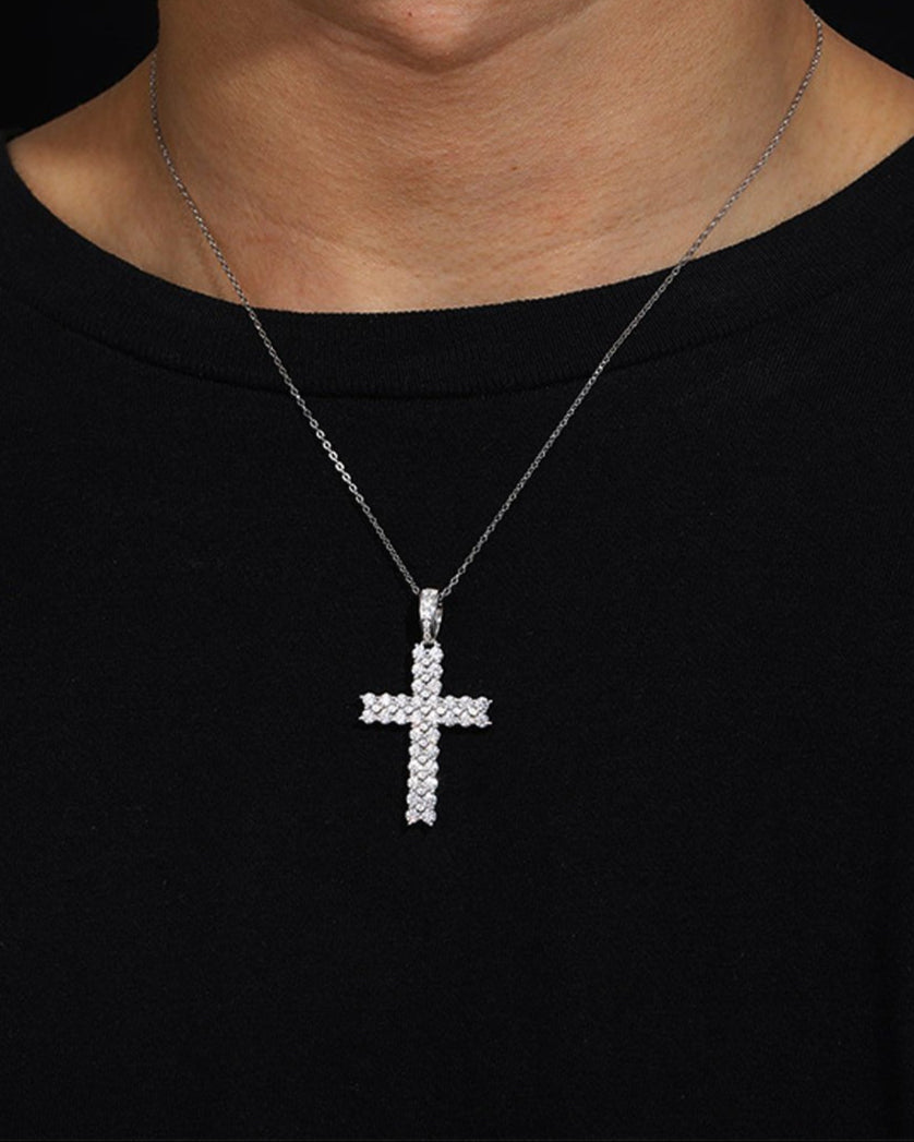 PENDANT CROSS IN PAVED MOISSANITE.