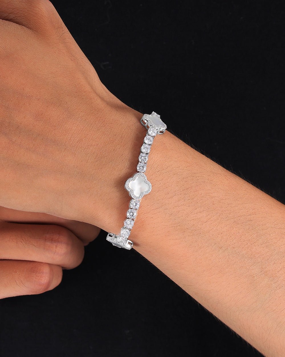 CLOVER MOISSANITE PEARL BRACELET.