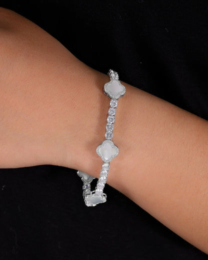 MOISSANITE CLOVER PEARL BRACELET.