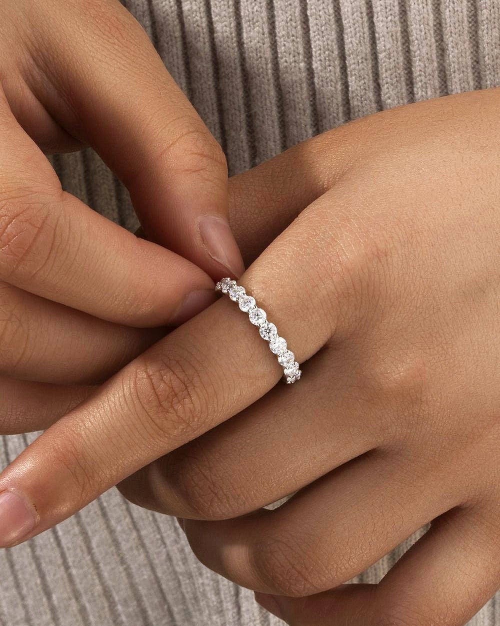 SLIM ETERNITY RING IN MOISSANITE.