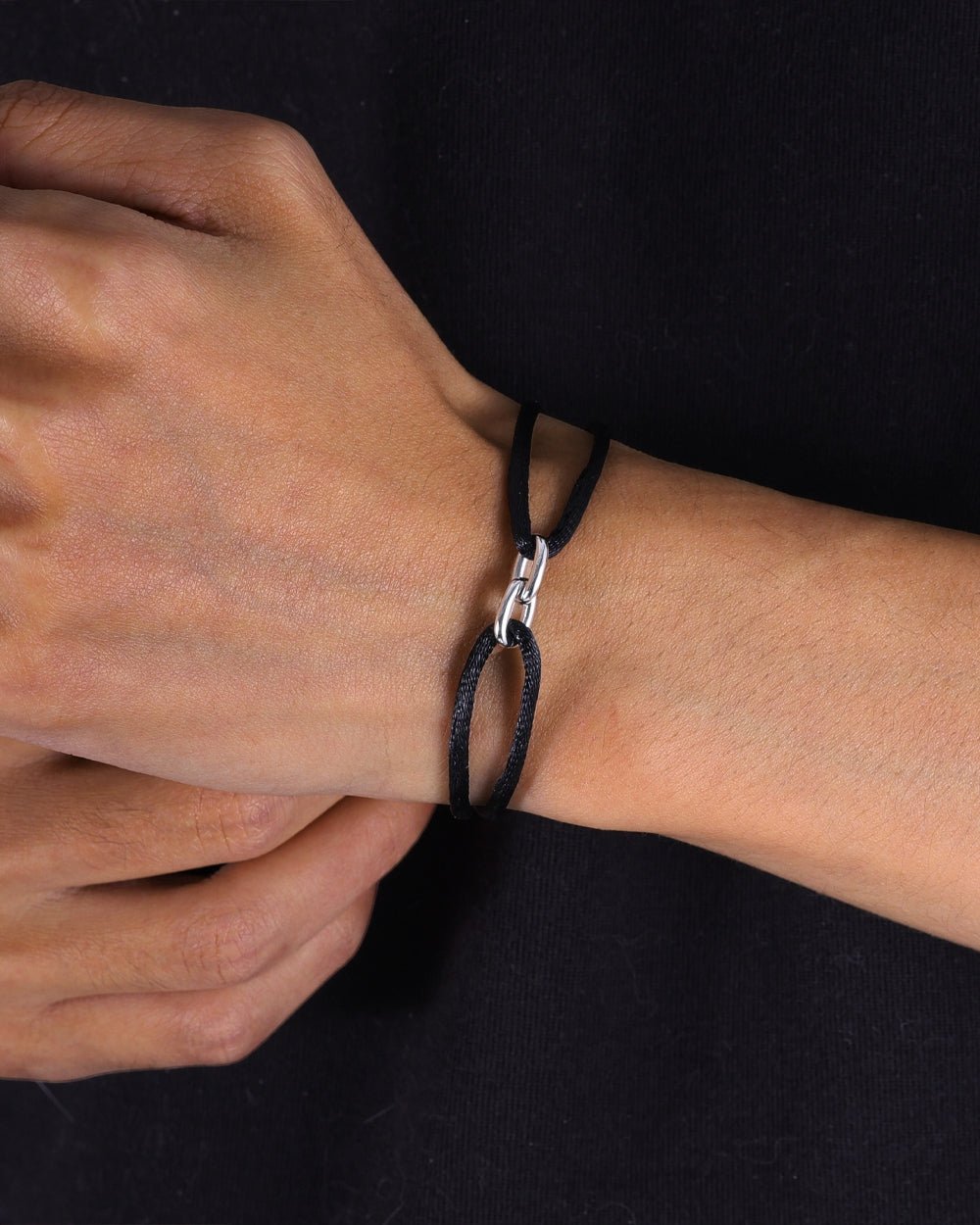 CORD BRACELET WITH OVAL LINK.