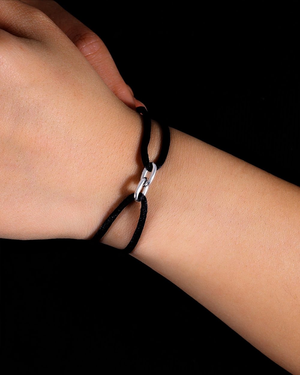 CORD BRACELET WITH OVAL LINK.