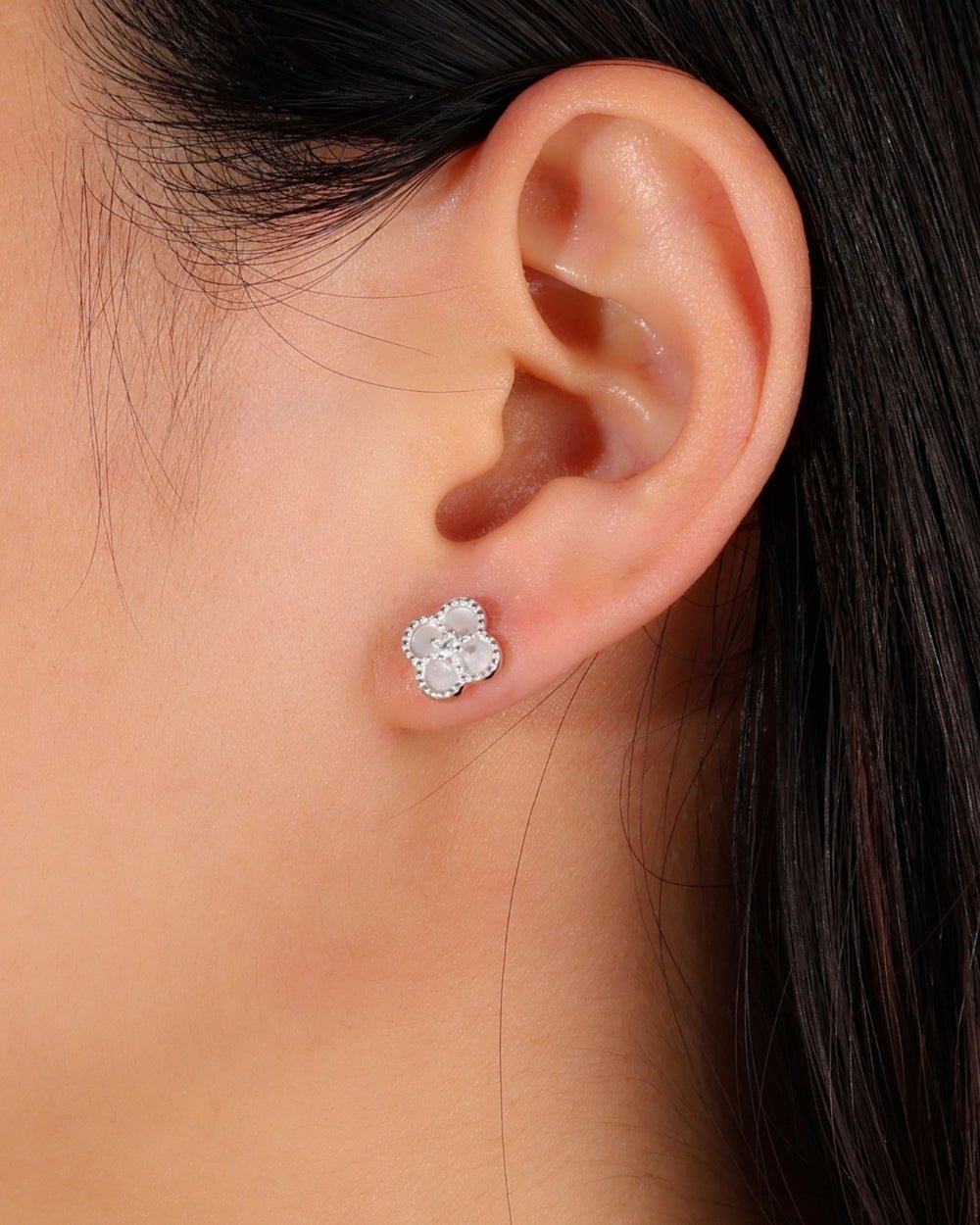 CLOVER PEARL EARRINGS.