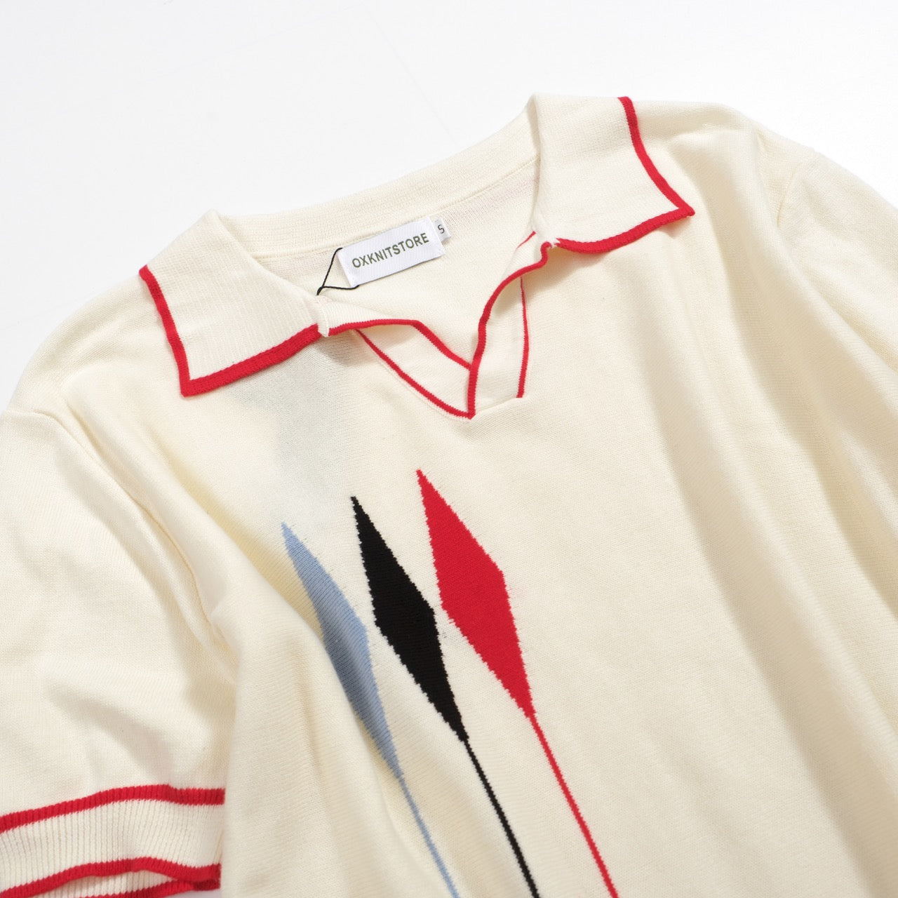 1970s Vintage Knit Polo for Men – Retro Cream with Red, Black & Blue Arrow Graphic